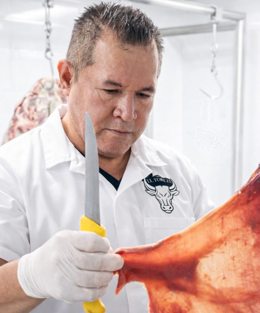 Carnicero de Carnes El Torete cortando carne